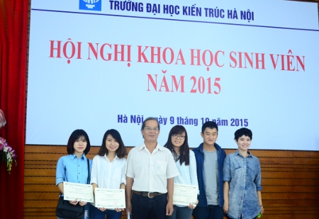 Nhóm sinh viên giải nhất và giải nhì nghiên cứu khoa học cấp trường ĐHKT cùng TS.KTS. Đỗ Hữu Phú